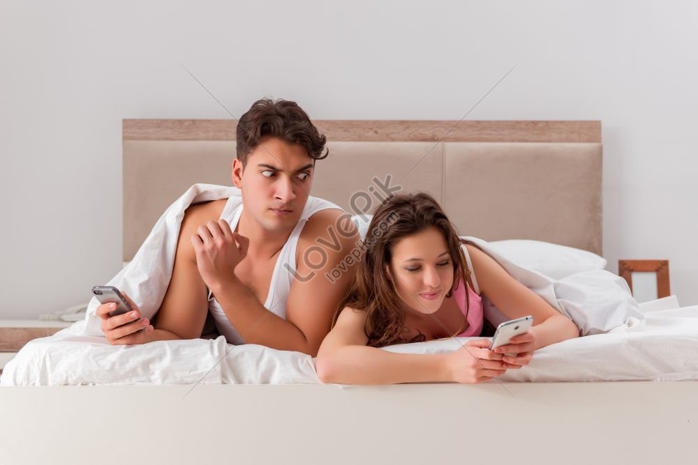 Дома с женой в постели. Фото супруги поругались в спальне. Дележ кровати между мужем и женой. Between the Bed.