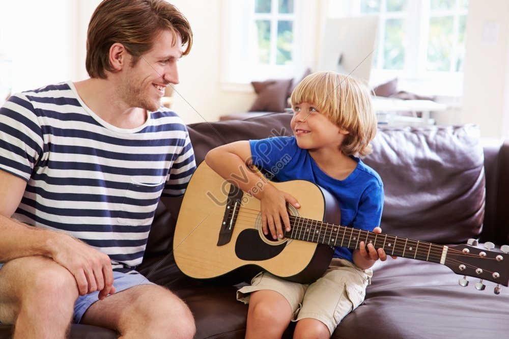 Отец учит сына играть на гитаре. Про отца под гитару. Папа учит сына игре на гитаре. Картинка отец учит сына играть на гитаре. Папа играет на гитаре