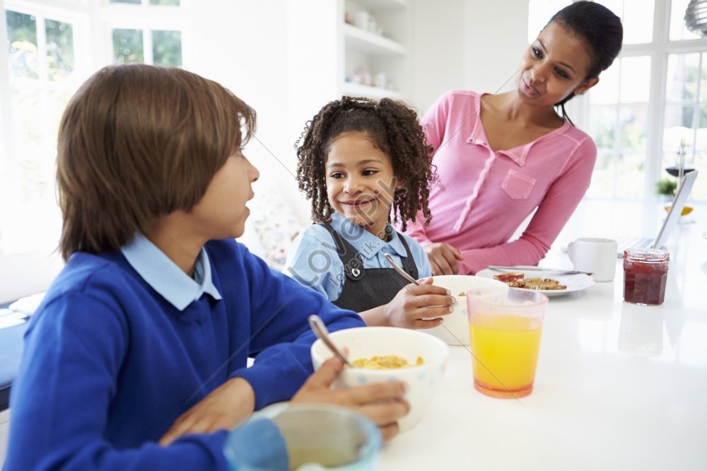 Чем завтракать перед школой. Картинки для детей завтрак с мамой перед школой. Чай перед школой.