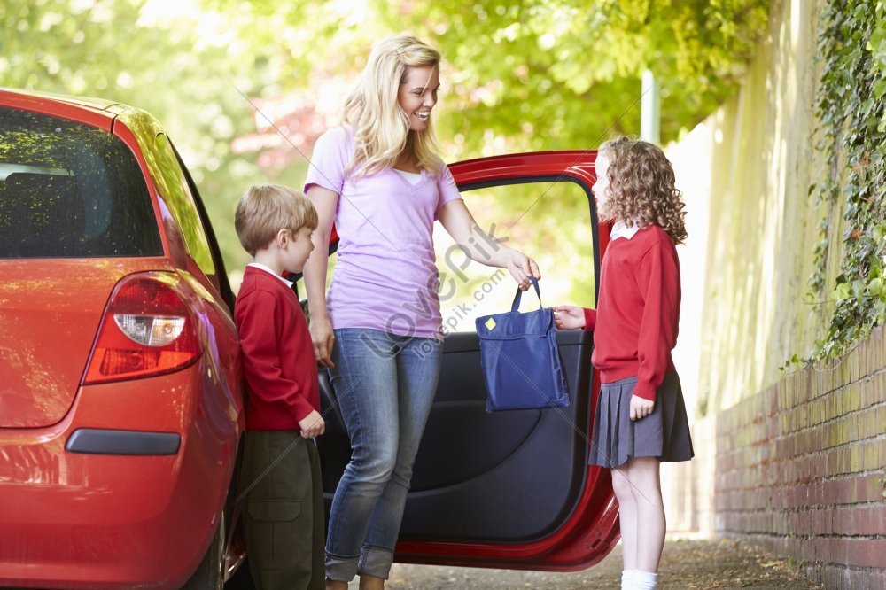 Сколько маме поехать. Водить в школу. Child with parents go to School. Driving with children. Еду с мамой на машине в школу.