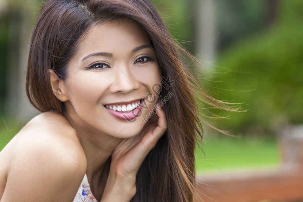 완벽한 치아를 가진 아름다운 중국 아시아 젊은 여성 또는 소녀의 야외 초상화 사진 무료 다운로드 Lovepik