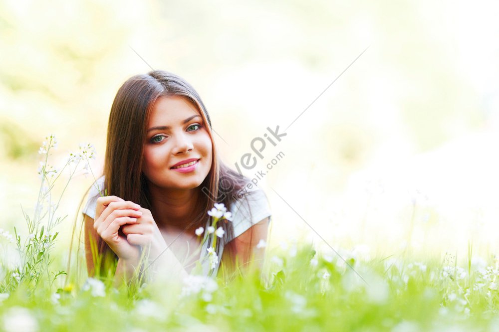 Daisiespretty Brunette Girl Lying On Grass With White Daisies Picture