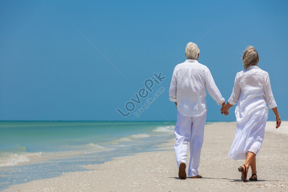 Feliz Pareja De Ancianos Caminando Y Tomándose De La Mano En Una Playa Tropical Desierta Con 0695