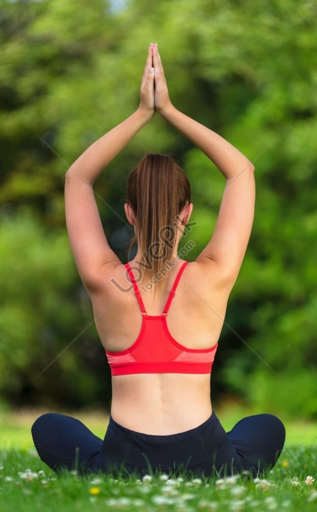 Jeune Femme Sportive Pratiquant Le Yoga Sur Un Tapis De Fitness À