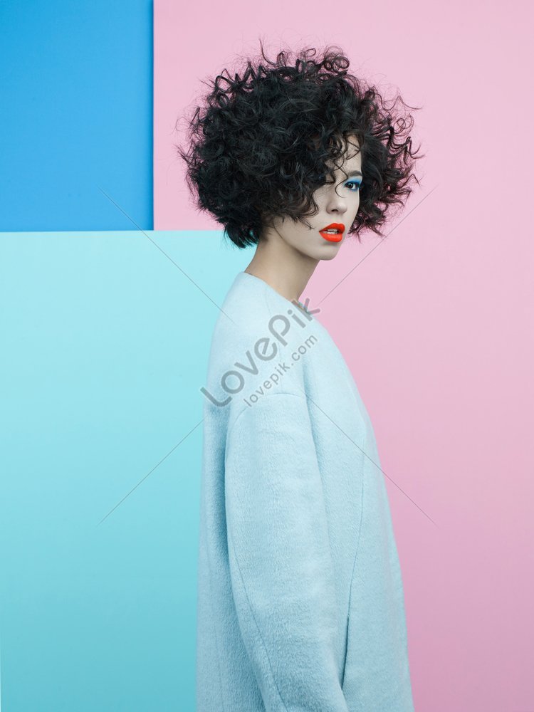 Mujer Feliz En Ropa Elegante Del Invierno Foto de archivo - Imagen