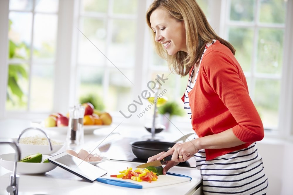 Mujer Cocinando En La Cocina Con Receta De Tableta Digital Foto Descarga Gratuita Hd Imagen De 