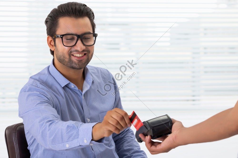 A Young Man Swiping His Credit Card In A Swipe Machine Picture Picture ...