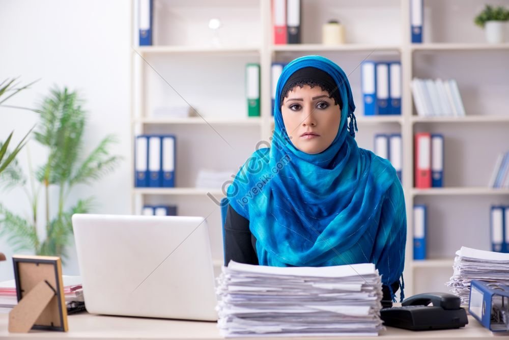 Photo Of A Female Employee Wearing A Hijab Working In An Office Picture And Hd Photos Free