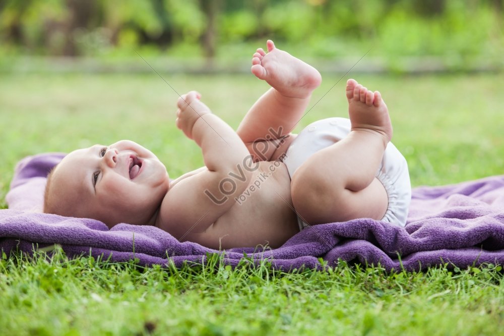 Ni O Desnudo Mirando La Naturaleza Y Jugando En La Hierba Foto Foto