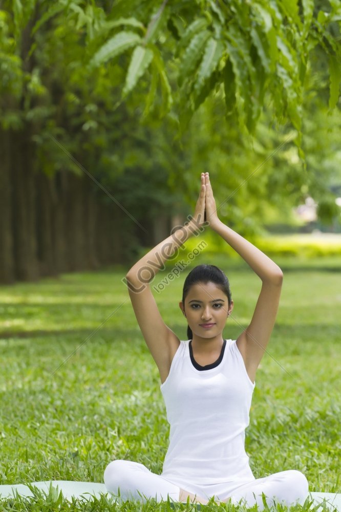 Foto Stock Group of young sporty sexy women in yoga studio, practicing yoga  lesson with instructor, forming a line in front bent puppy dog asana pose.  Healthy active lifestyle, working out indoors