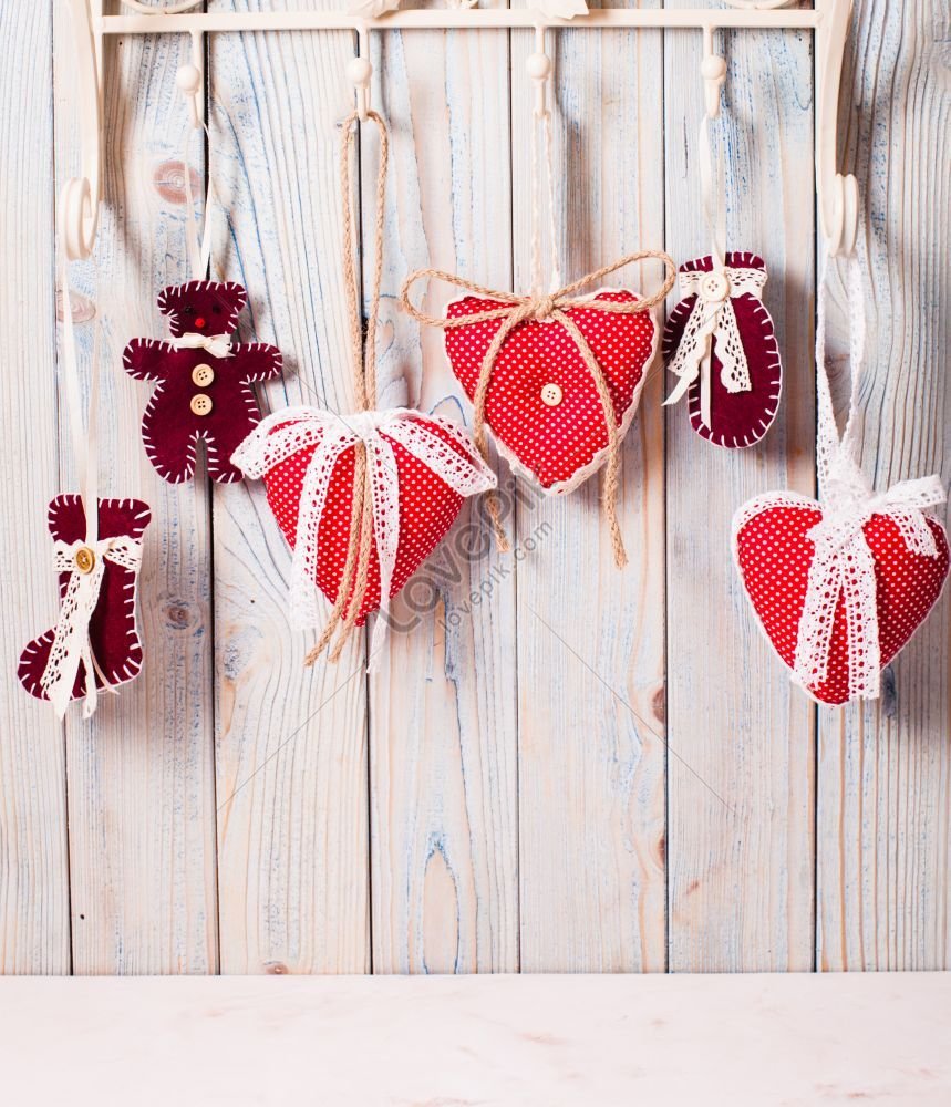 Красные сердечки висят на крючках: фото поздравления с Рождеством  изображение_Фото номер 352171570_ Формат изображения_ru.lovepik.com
