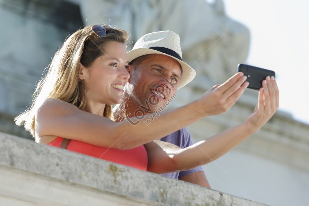 Casal Romântico Tirando Uma Selfie Ao Ar Livre Imagem Grátis_Foto