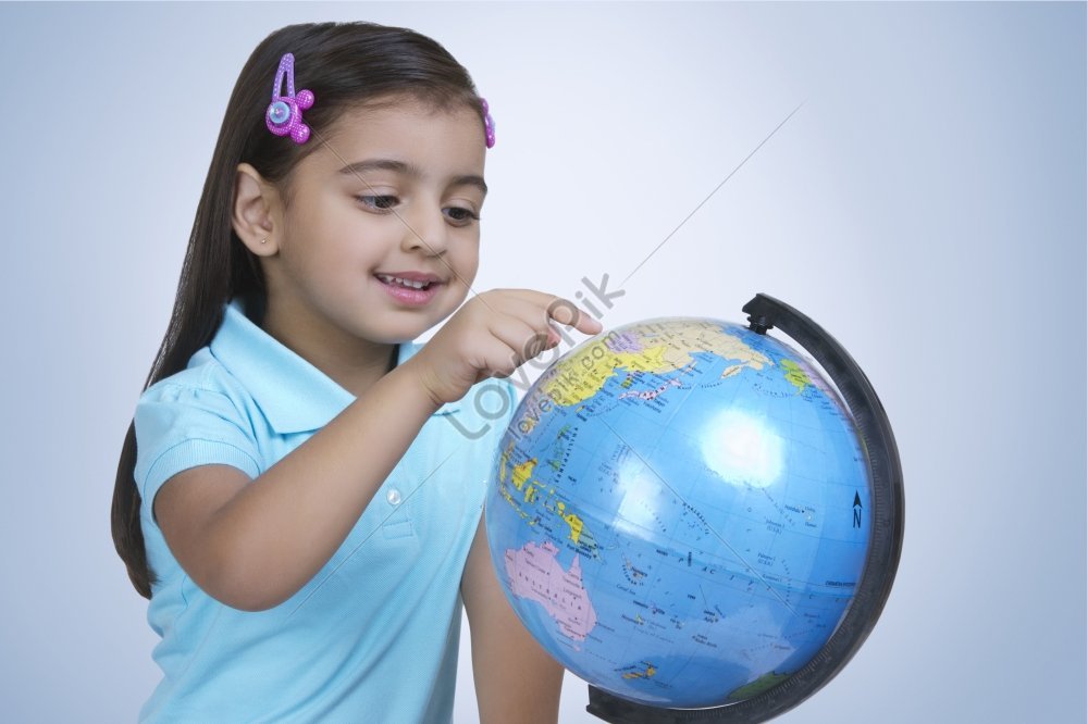 Explorer globe engineer. Девушка с глобусом. Глобус для детей. Девочка с земли. Девушка держит Глобус.