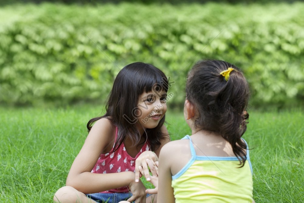 High sister. Голописики детишки на природе. Picture of a girl telling.