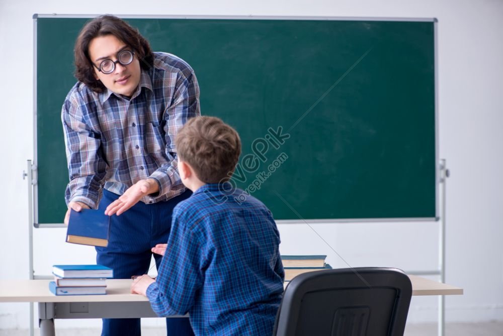 Boys teacher. Teacher boy. Мужчина учитель без фона цукатской в очках.