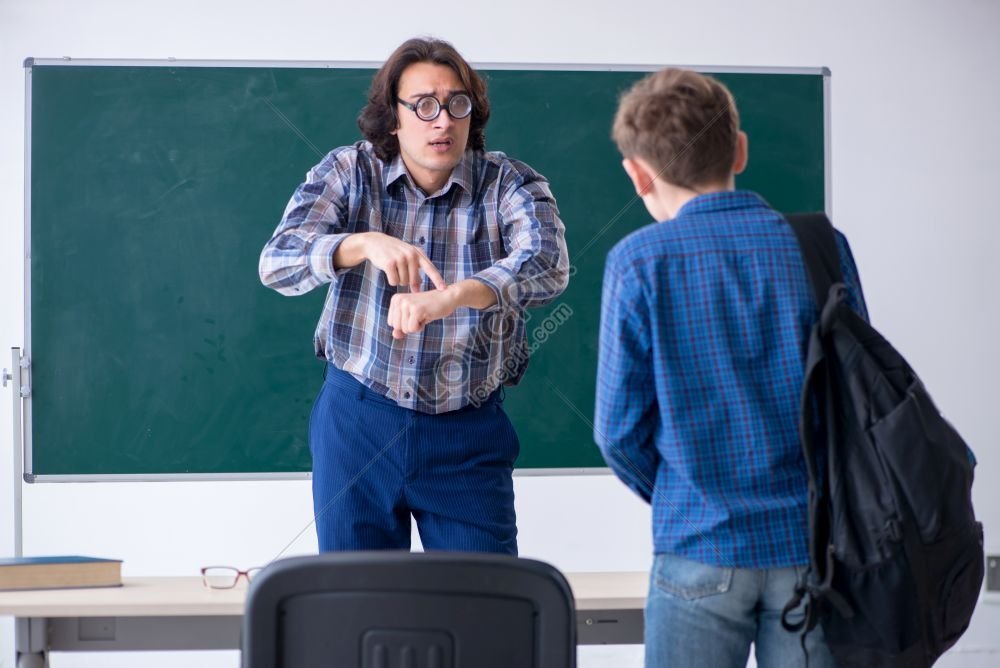 Be late for school. Мальчик опоздал на урок. Ученик опоздал на урок. Мальчик опаздывает в школу. Человек опоздал в школу.