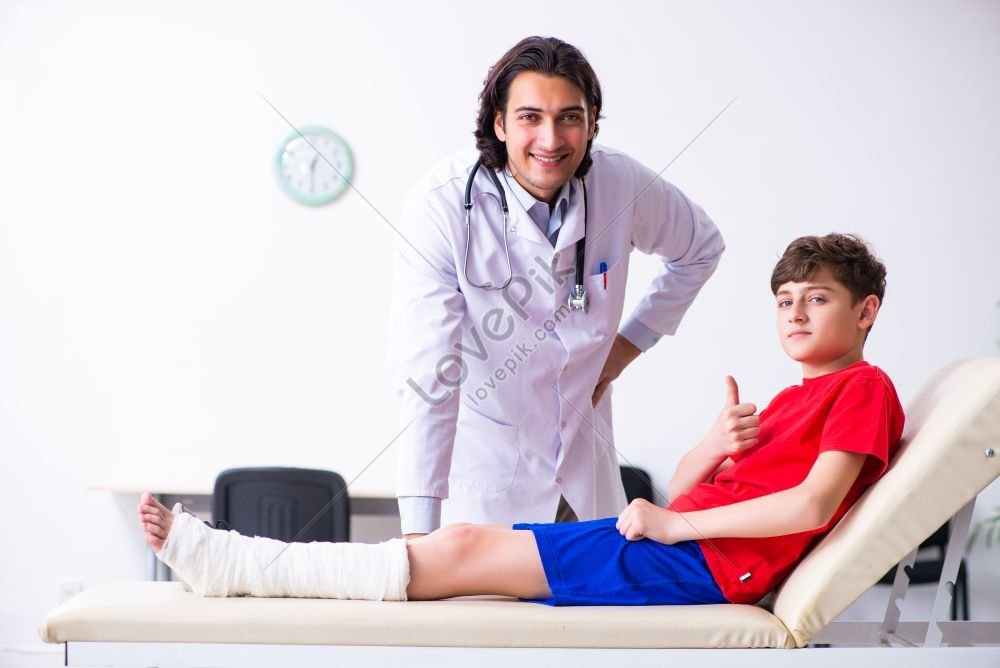 Traumatologist Bahaa Jordan. Doctor is a boy. Мальчик разделся до года у врача травматолога ортопеда. A boy at the Doctor Leg. Visit boys