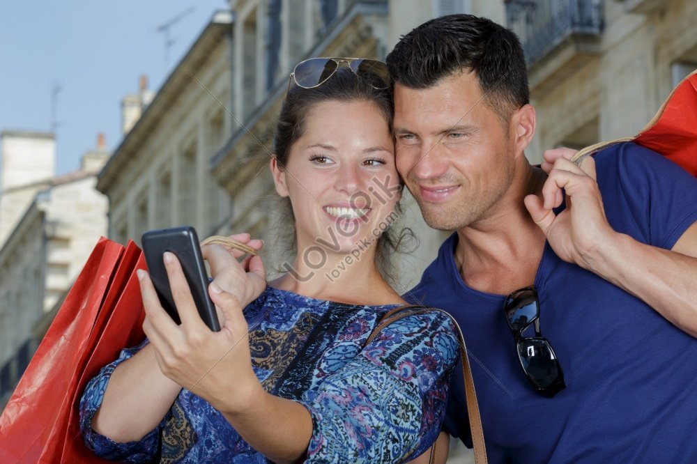 Foto de um casal tirando selfies juntos