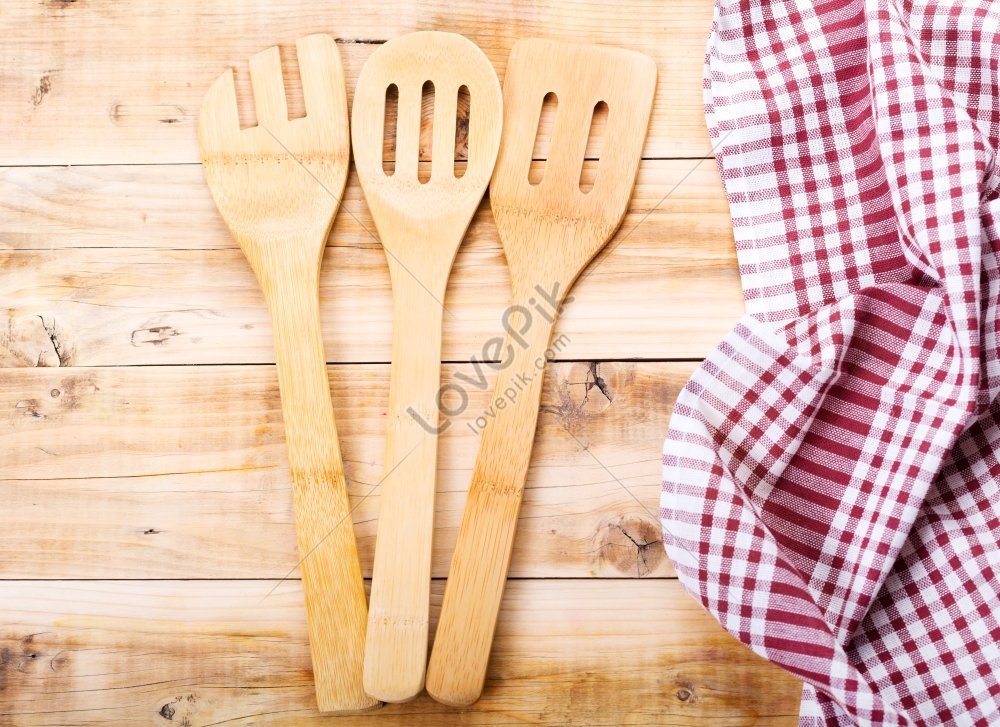 https://img.lovepik.com/photo/20230421/medium/lovepik-wooden-kitchen-utensils-lying-on-wooden-table-photo-image_352174303.jpg