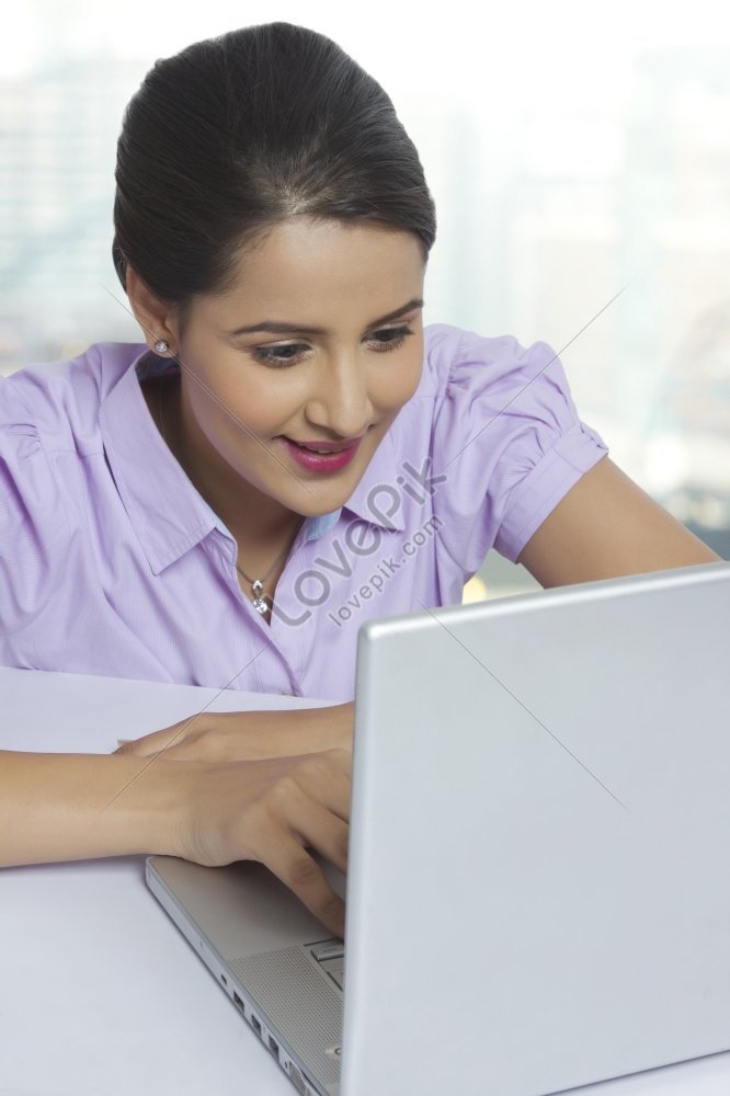 Joven Mujer De Negocios Trabajo Encendido Computador Portatil En Oficina Escritorio Imagen Foto