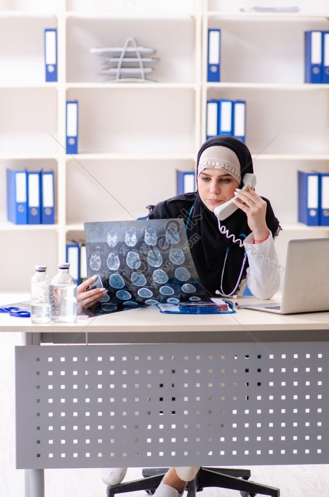 Gratis Foto Foto Seorang Dokter Muda Berhijab Bekerja Di Klinik Unduh Di Lovepik