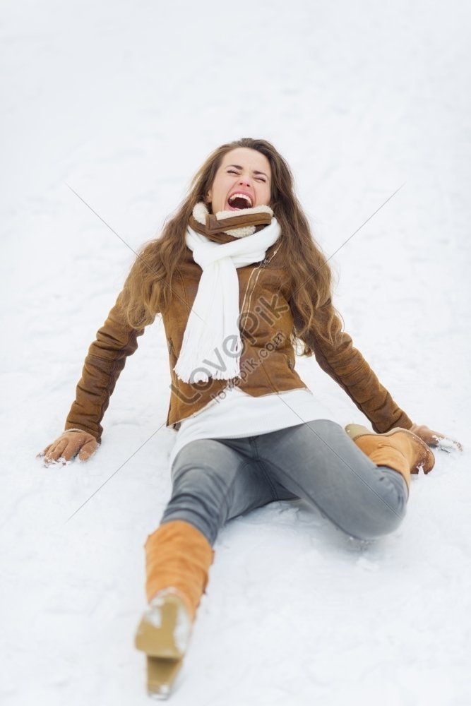 Giovane Donna Scivola Sulla Neve Nella Foto Di Winter Park Immagine Gratis, Foto download su Lovepik