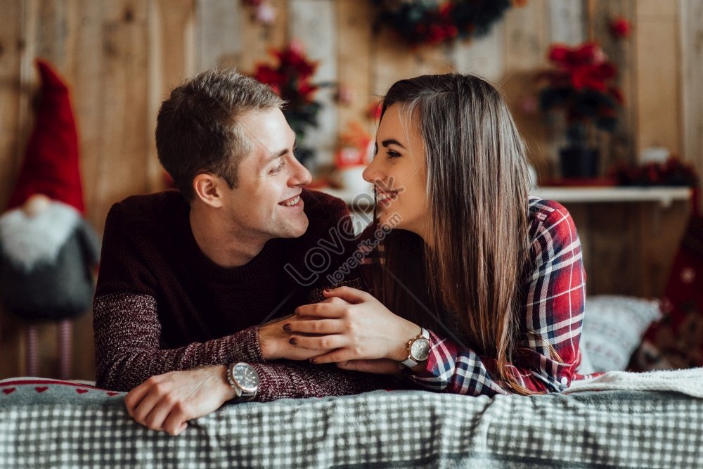 Imagen De Un Chico Y Una Chica Celebrando El Año Nuevo En Un Ambiente Acogedor E Intercambiando 0527