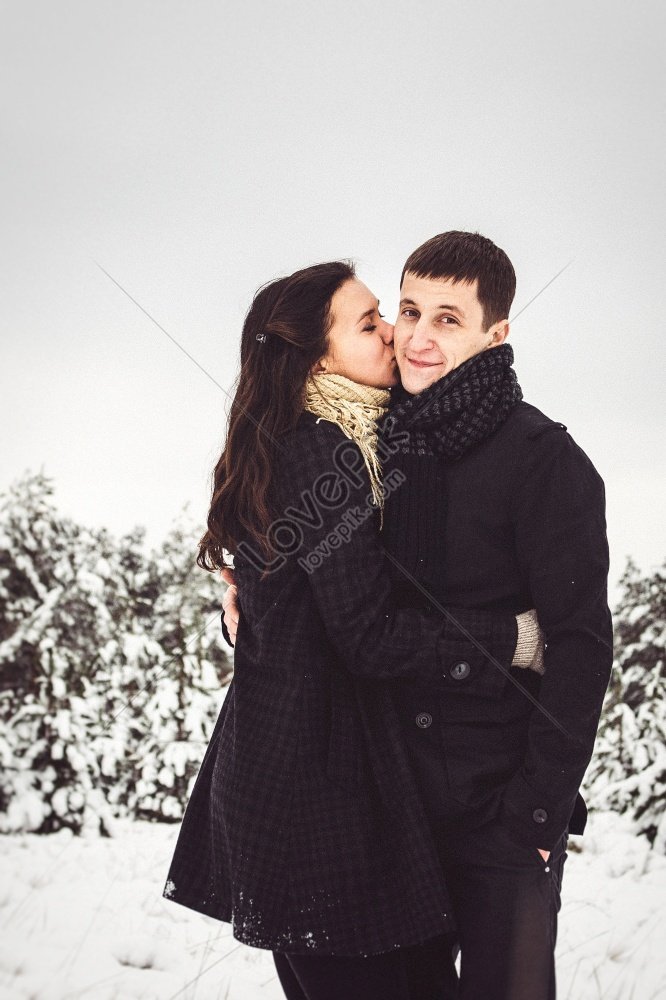 https://img.lovepik.com/photo/20230422/medium/lovepik-a-guy-and-a-girl-in-warm-clothes-and-scarves-on-photo-image_352379314.jpg