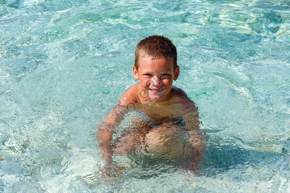 Мальчик купается в бассейне. Мальчик купается в море. Пацаны купаются. Мальчик купается в ванне. Греция мальчики.