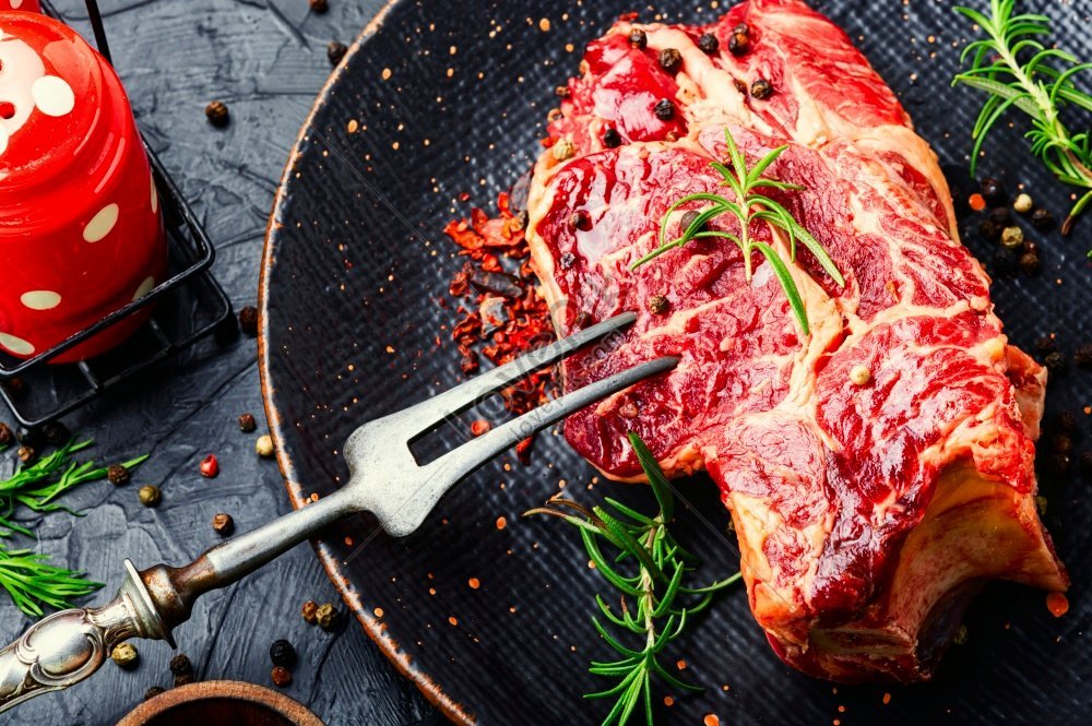 https://img.lovepik.com/photo/20230422/medium/lovepik-raw-beef-meat-with-rosemary-and-spicesuncooked-beef-steak-raw-beef-photo-image_352373208.jpg