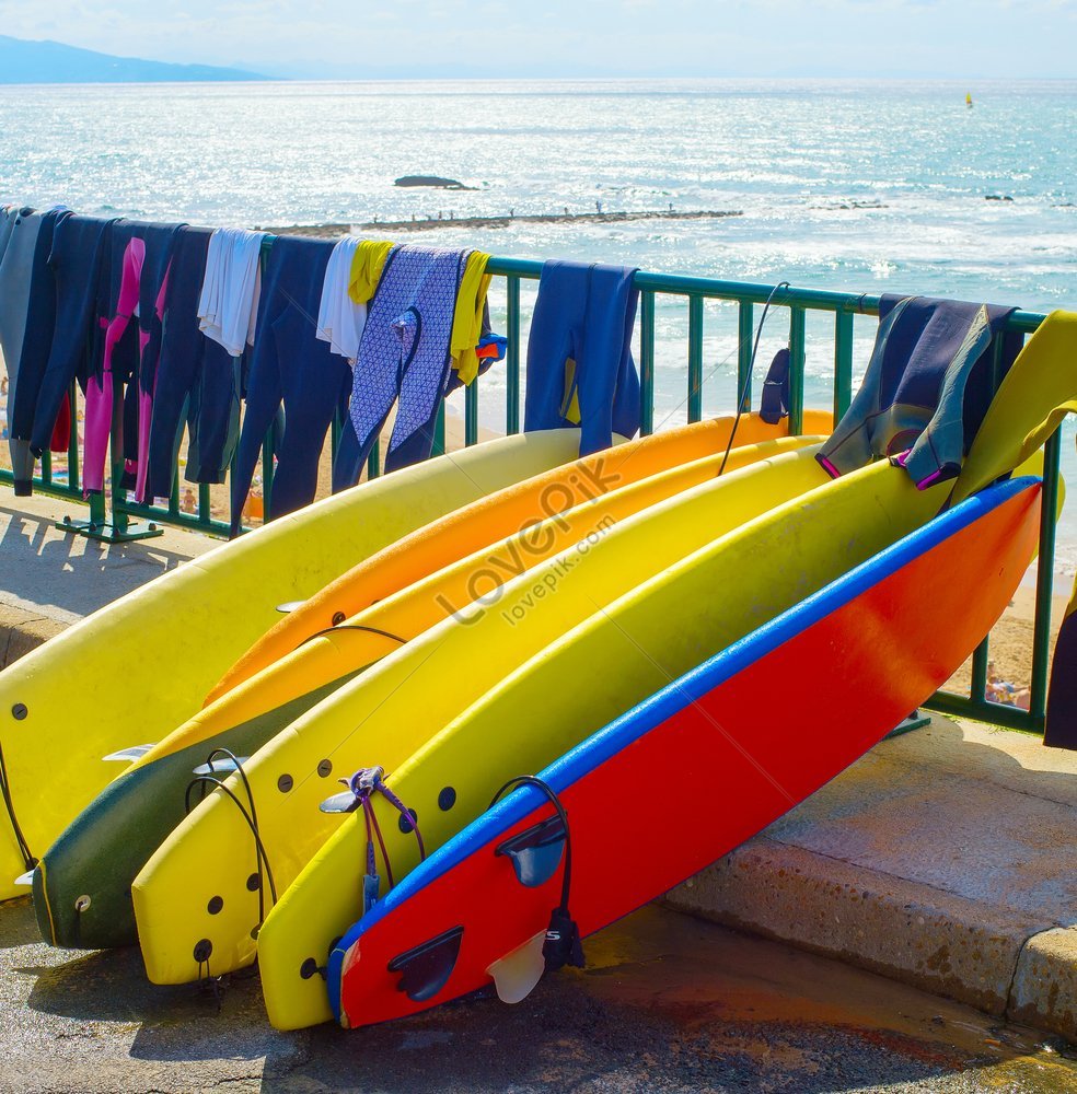 Pagpapatuyo Ng Mga Surfboard At Wetsuits Sa Beach Sa France Larawan ...