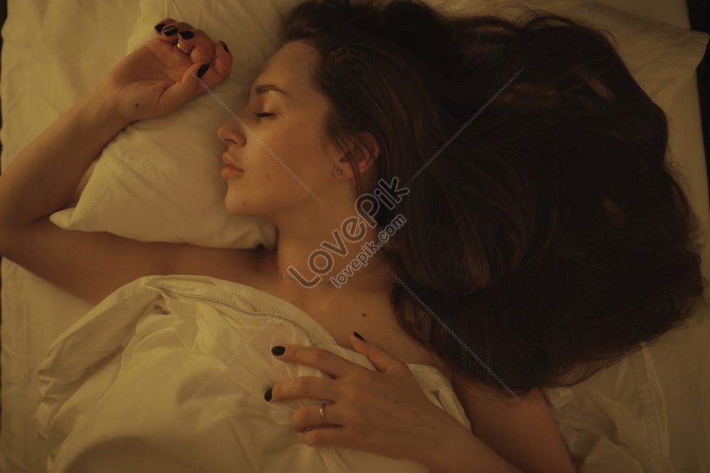 Молодой мужчина и женщина, лежа в постели | Премиум Фото