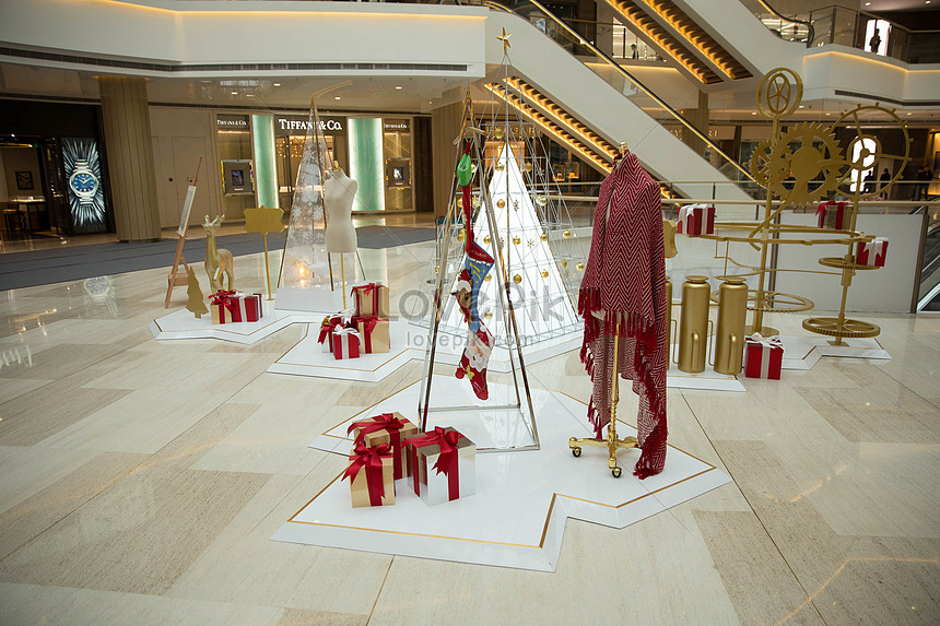 Warm and fashionable christmas decoration in shopping malls photo image