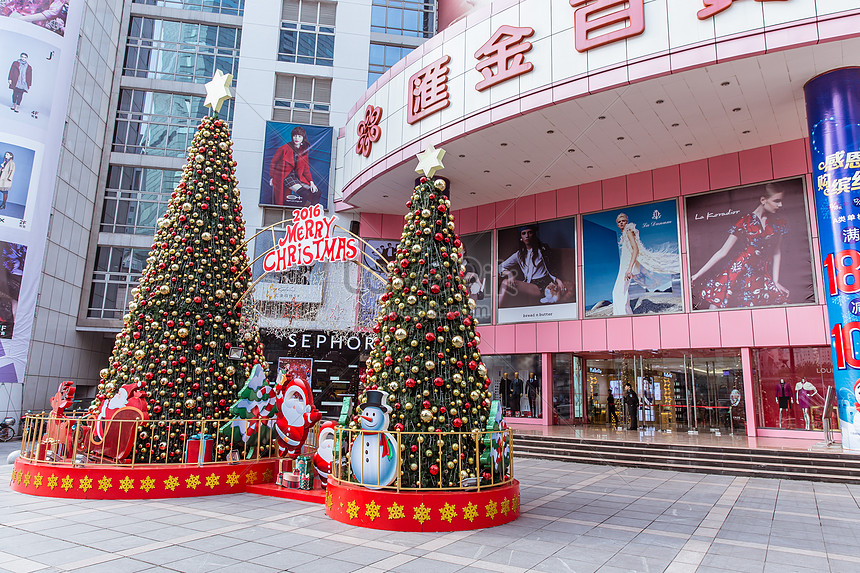 The Christmas Tree In The Shopping Mall Is Decorated Warmly Photo Image Picture Free Download Lovepik Com