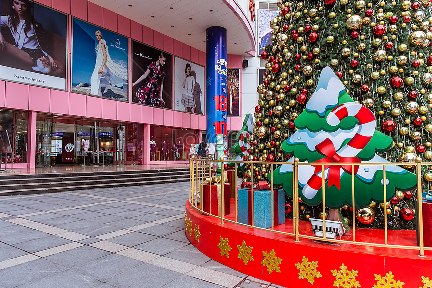 The christmas tree in the shopping mall is decorated warmly photo image