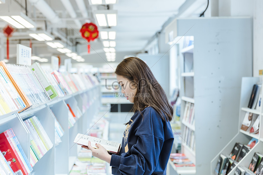 図書館で静かに本を読む少女イメージ 写真 Id Prf画像フォーマットjpg Jp Lovepik Com