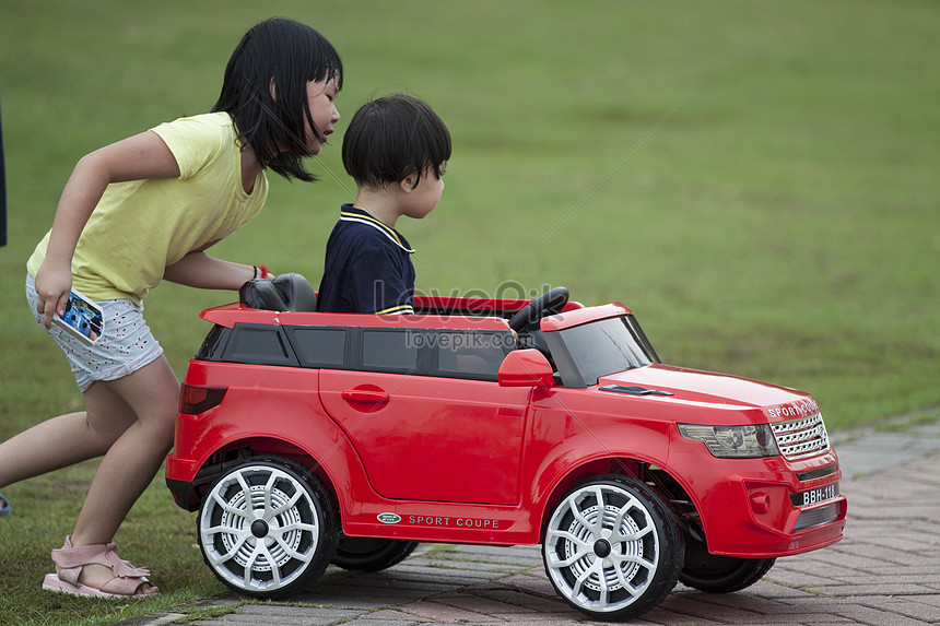 اطفال يلعبون بالسيارات الصغار