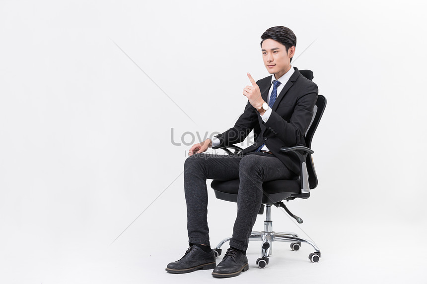 オフィスの椅子の思考に座っているスーツのビジネスマンイメージ 写真 Id Prf画像フォーマットjpg Jp Lovepik Com