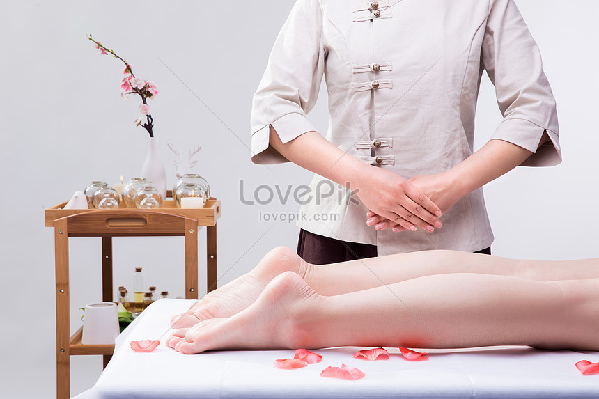 The Beauty And Health Technician Is Ready To Give A Leg Massage Photo Image Picture Free Download 500353583 Lovepik Com