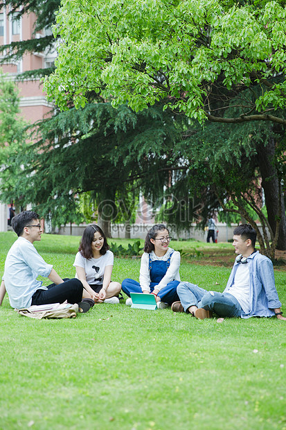 男女大學生們坐草地上聊天休息圖片素材 Jpg圖片尺寸3422 5133px 高清圖片 Zh Lovepik Com