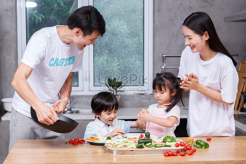 Hình ảnh gia đình hạnh phúc đang cùng nhau nấu nướng, cười đùa và chia sẻ niềm vui sẽ khiến bạn muốn đến gần hơn với gia đình của mình. Những khoảnh khắc đáng nhớ này sẽ giúp tăng cường tình cảm và sự kết nối giữa các thành viên trong gia đình. Hãy click để cảm nhận ngay hình ảnh này!