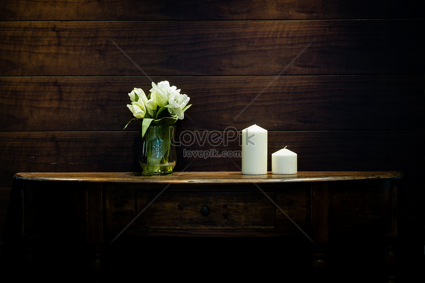 Lilin Dan Vas Bunga Di Atas Meja Eropa Gambar Unduh Gratis Foto 500525174 Format Gambar Jpg Lovepik Com