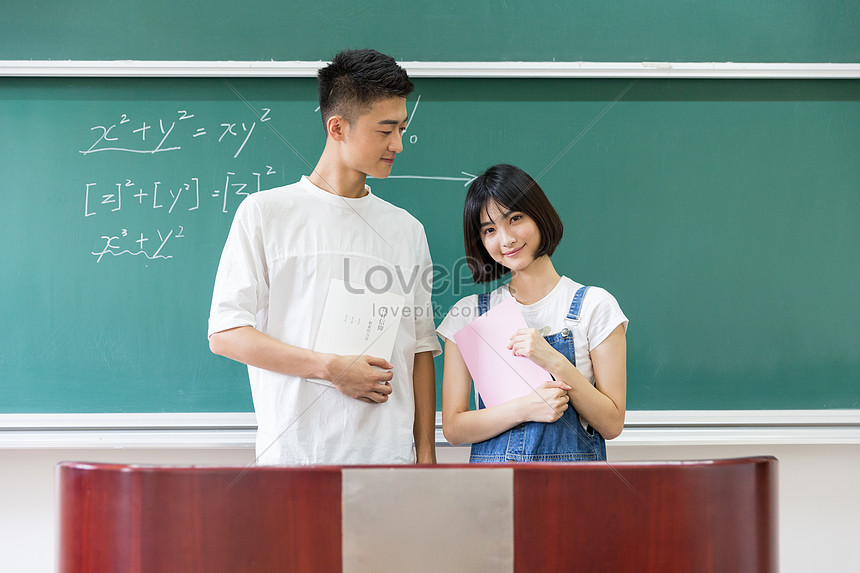 黒板の前でポーズをとって大学のクラスメートイメージ_写真 id 
