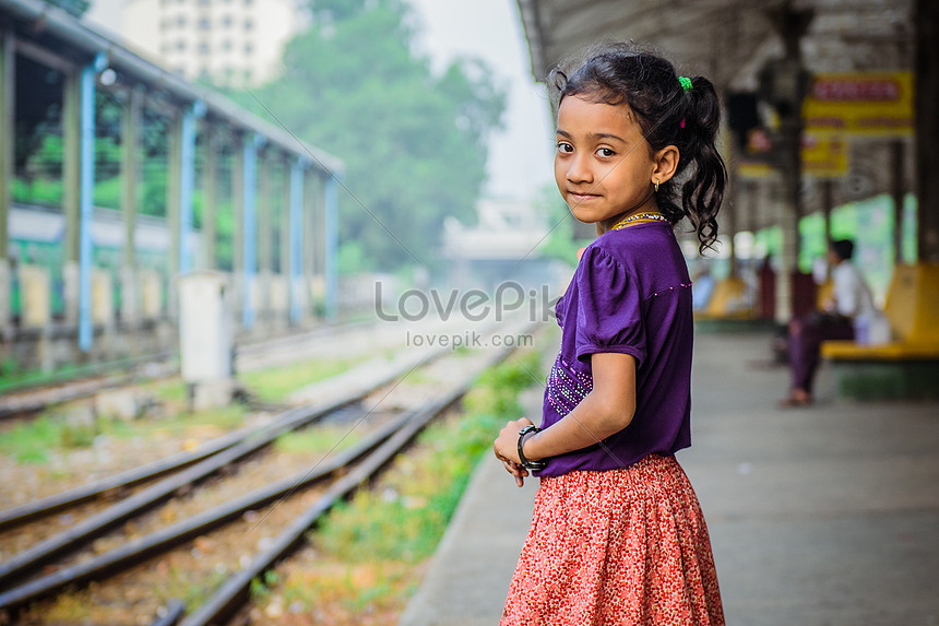 ミャンマーの鉄道駅でかわいい女の子の笑顔イメージ 写真 Id Prf画像フォーマットjpg Jp Lovepik Com