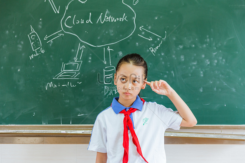 小学校教室で黒板の前で考える女子高生イメージ 写真 Id Prf画像フォーマットjpg Jp Lovepik Com