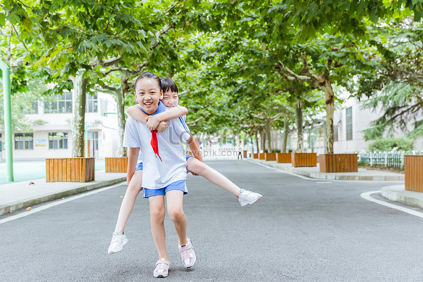 小学生の女の子が走るために姉妹を迎えに行くイメージ 写真 Id Prf画像フォーマットjpg Jp Lovepik Com