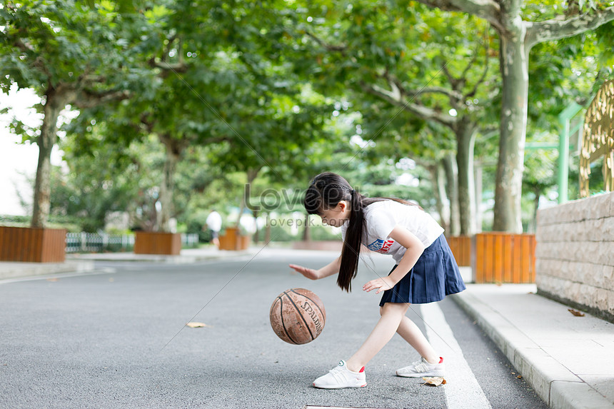 生徒とキャンパス大通りでバスケットボールをする女の子イメージ 写真 Id Prf画像フォーマットjpg Jp Lovepik Com