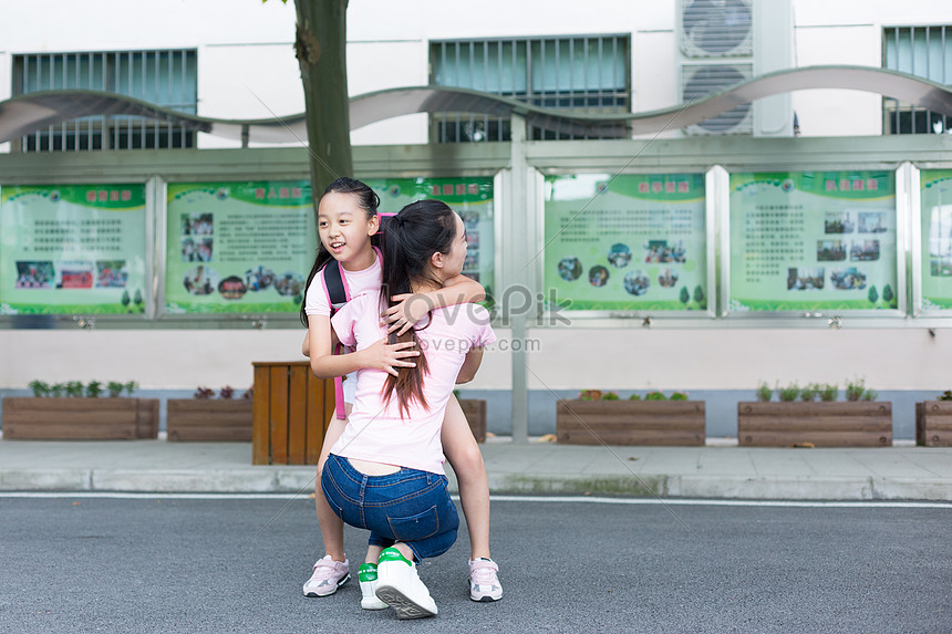 放課後 子供は母親の腕に駆け寄るイメージ 写真 Id Prf画像フォーマットjpg Jp Lovepik Com