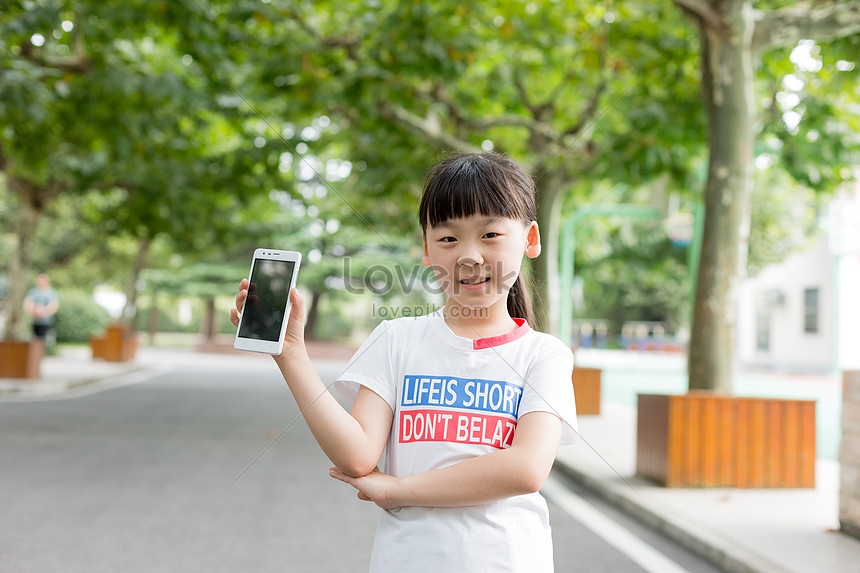 携帯電話をしているキャンパスに立っている女子高生の女の子イメージ 写真 Id Prf画像フォーマットjpg Jp Lovepik Com