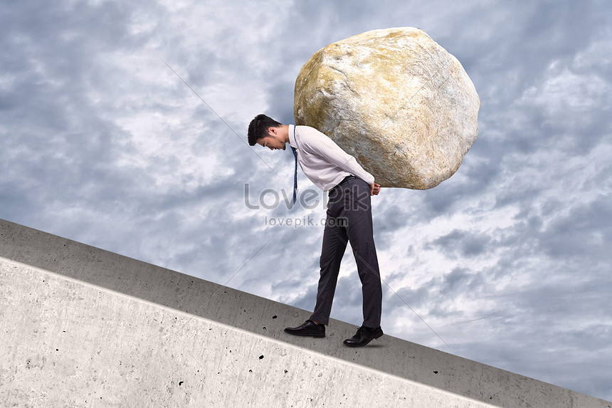 Человек держит тяжелый груз. Человек несет камень. Нести человека на спине. Человек Несущий камень. Человек несет огромный камень.